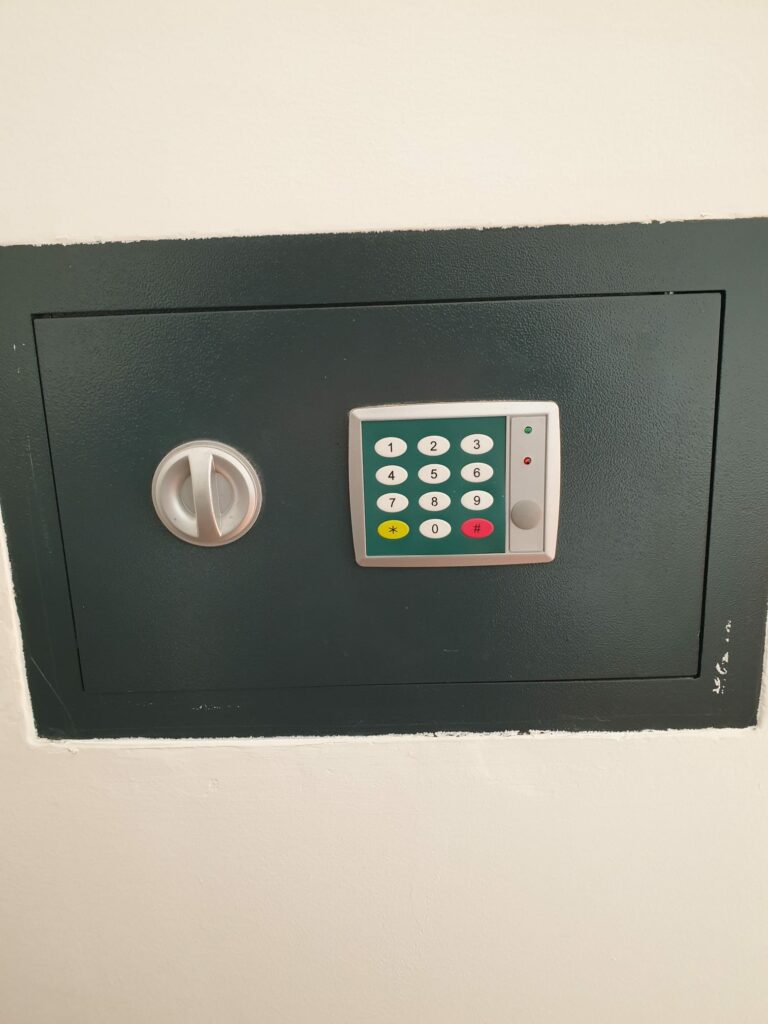 Cassaforte elettronica a muro con tastiera numerica e manopola