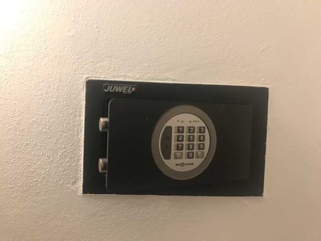 Cassaforte elettronica Juwel a muro con tastiera