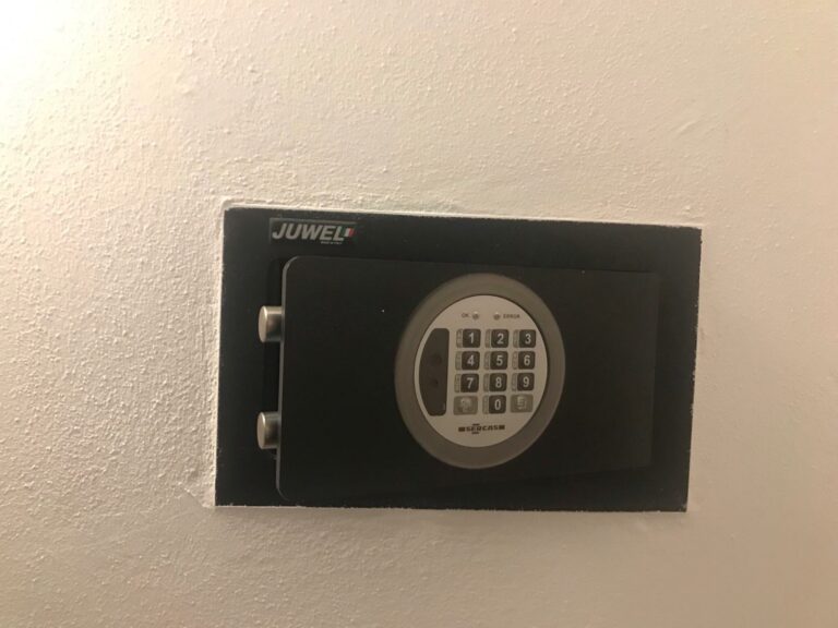 Cassaforte elettronica Juwel a muro con tastiera