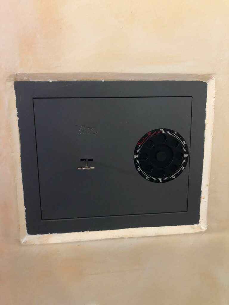 Aprire una cassaforte Viro bloccata a muro e senza chiave: come