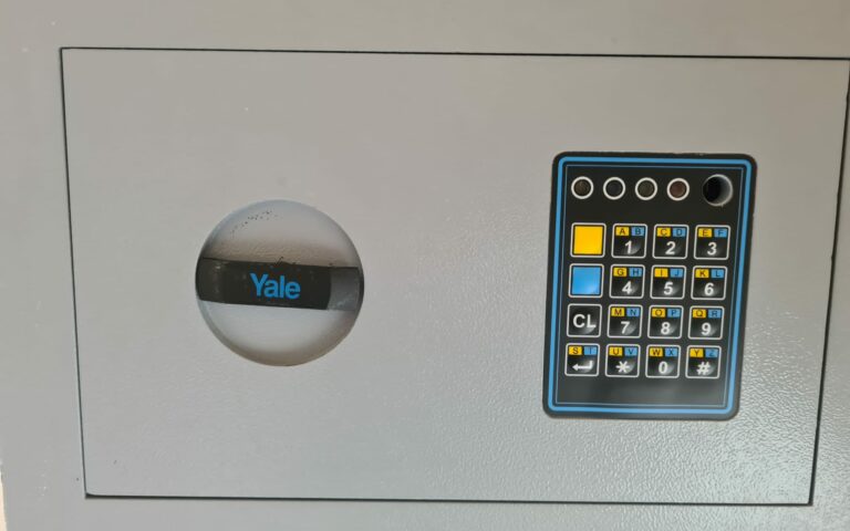 Come aprire una cassaforte Yale bloccata e sbloccarla se è elettronica digitale