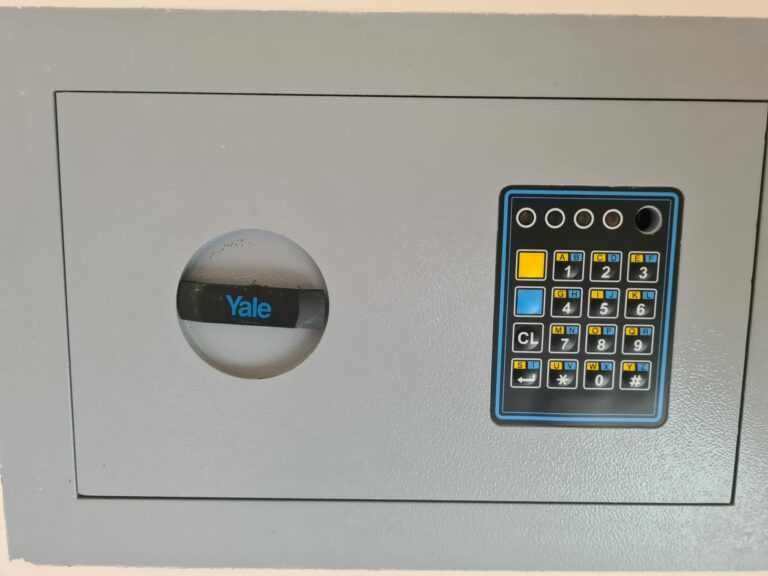 Come aprire una cassaforte Yale bloccata e sbloccarla se è elettronica digitale